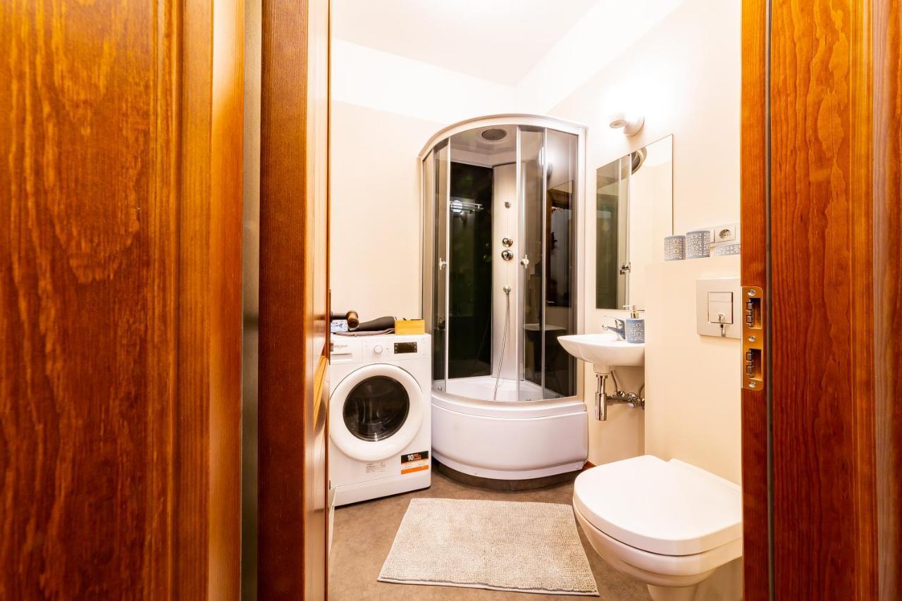 Ancient Storie'S Ap 65Sqm Renovated Free Parking Apartment Riga Luaran gambar